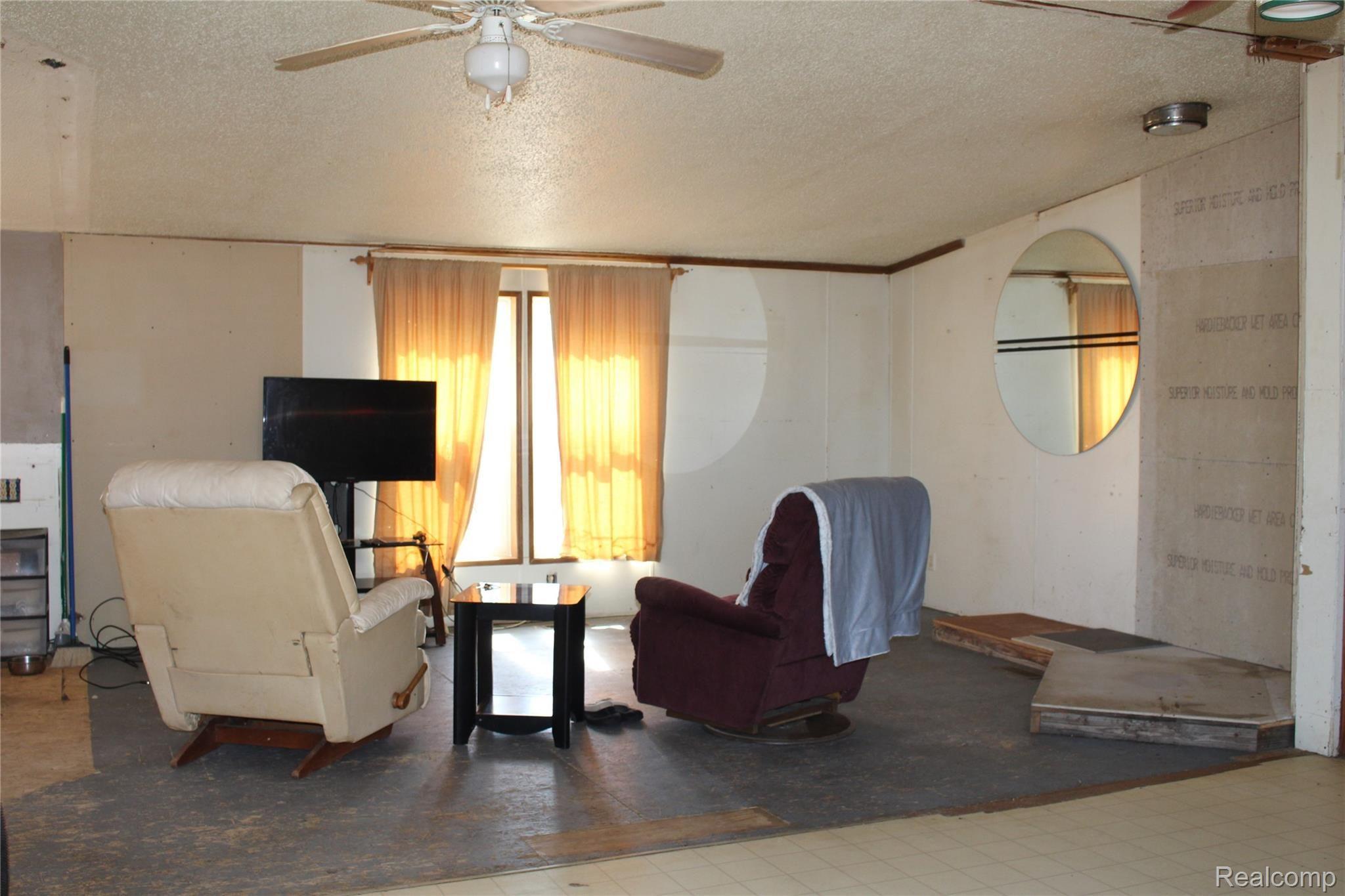 2695 East Jones Road Howell, MI 48855 - Photo 15 of 25 Livingroom.JPG