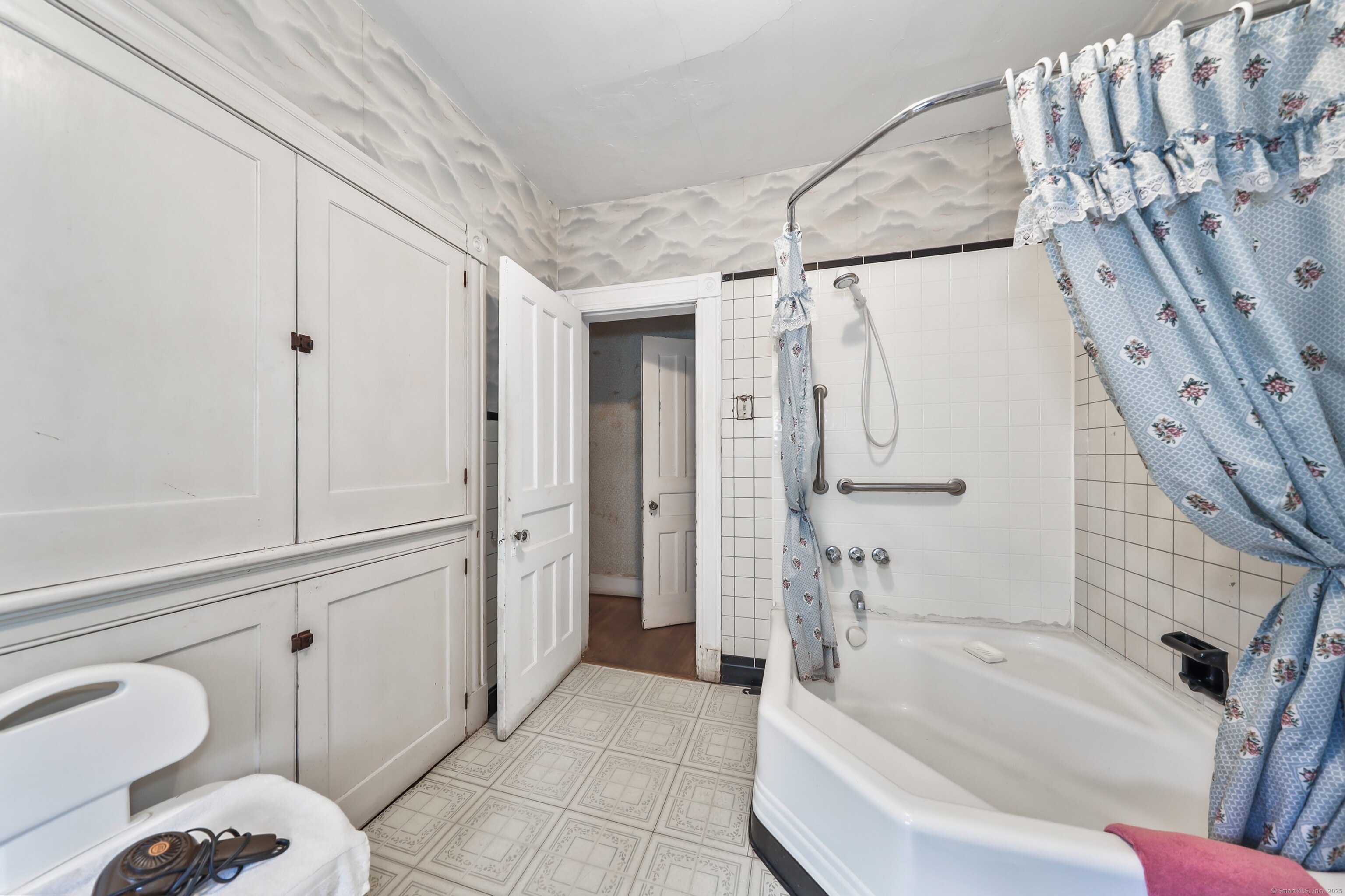 47 Cottage Avenue Ansonia, CT 06401 - Photo 24 of 38 a bathroom with a toilet and a bathtub