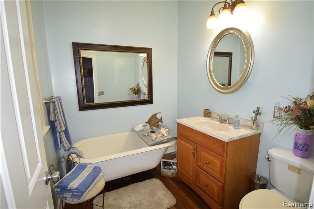 9352 North Nicholson Road Fowlerville, MI 48836 - Photo 5 of 9 9352 Nicholson Bath.jpg