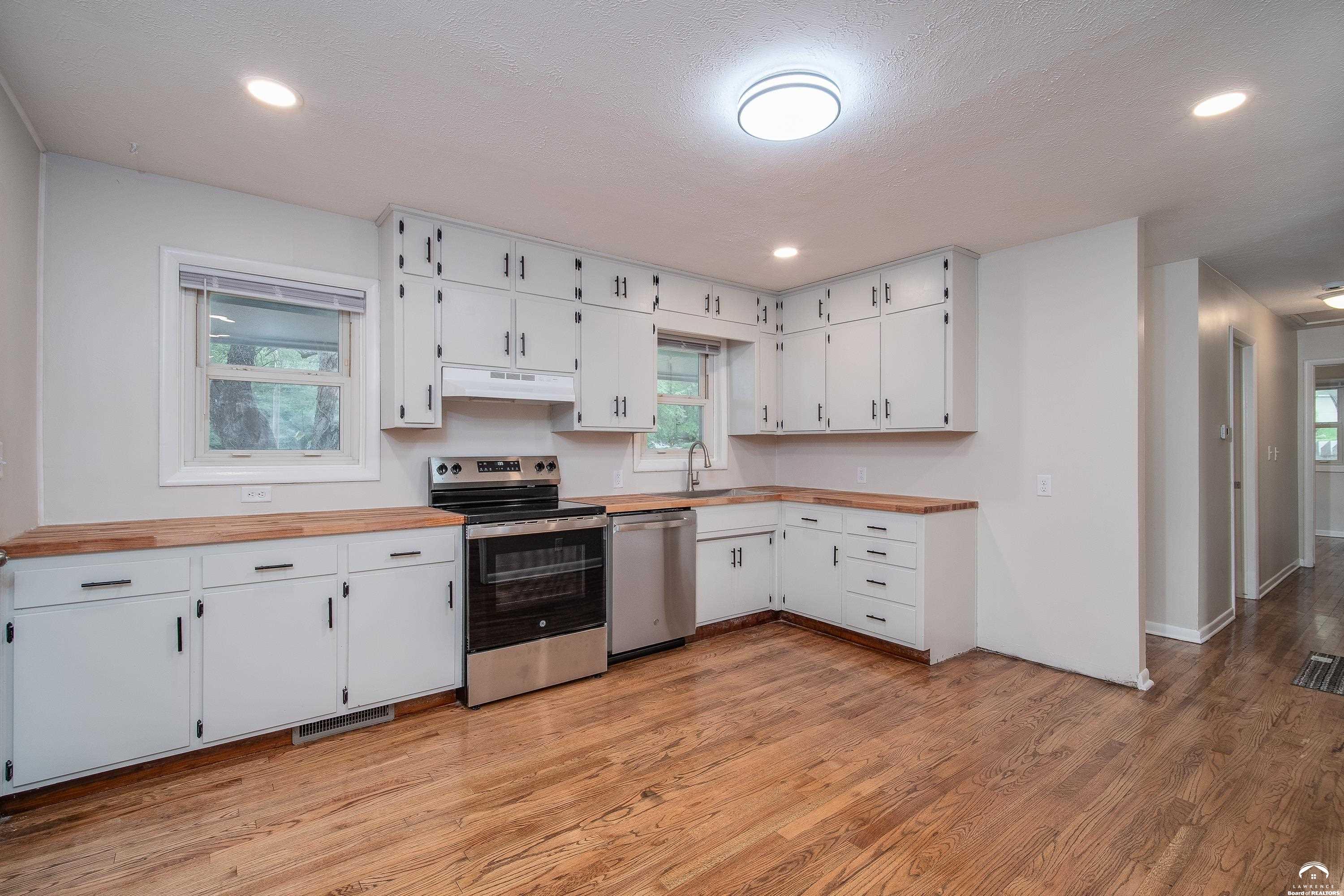 1008 Lawrence Avenue Lawrence, KS 66049 - Photo 6 of 30