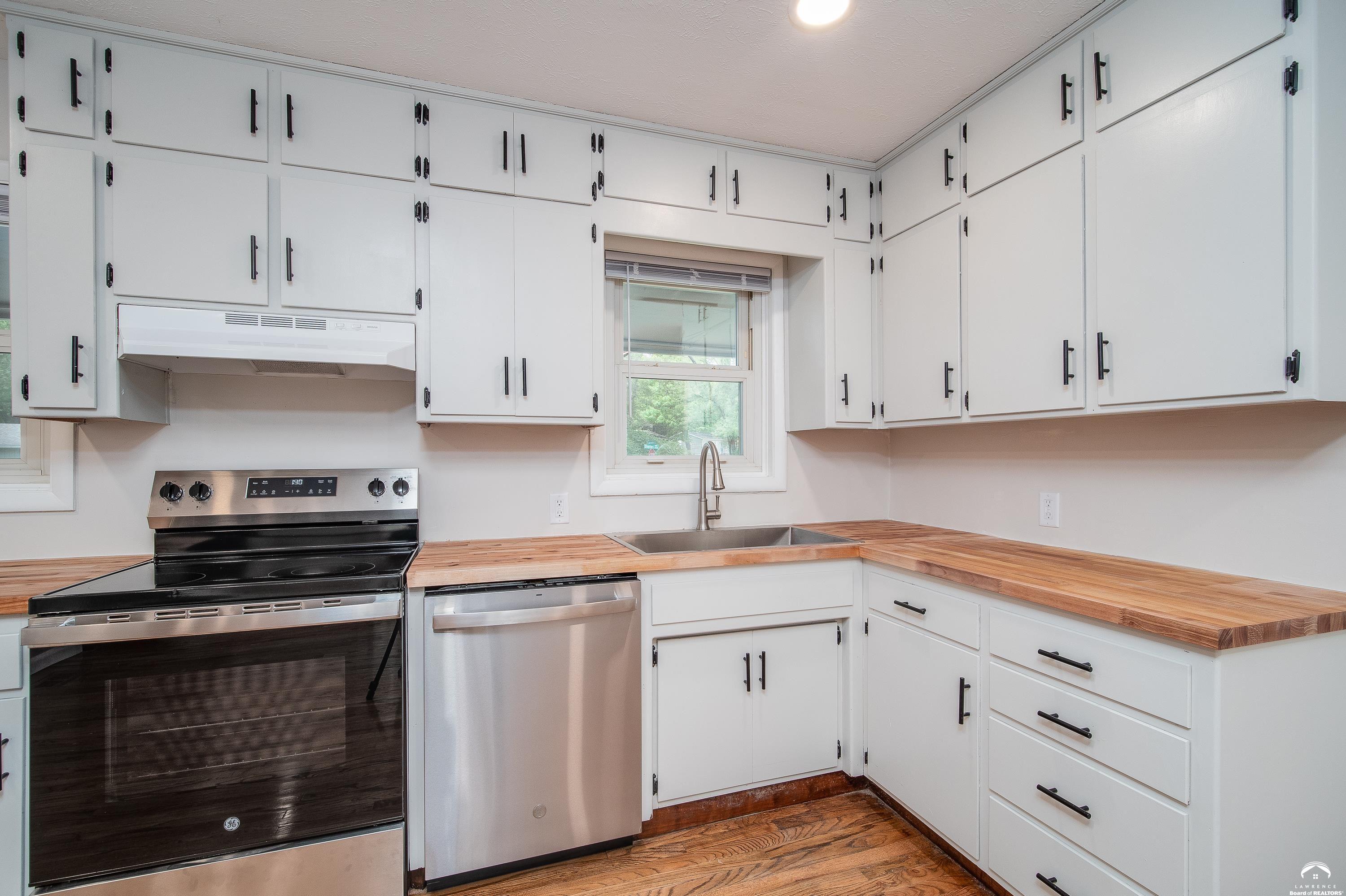 1008 Lawrence Avenue Lawrence, KS 66049 - Photo 9 of 30