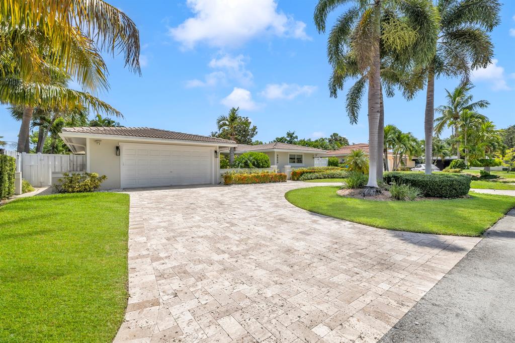 2800 Northeast 21st Avenue Lighthouse Point, FL 33064 - Photo 4 of 58 a view of a backyard