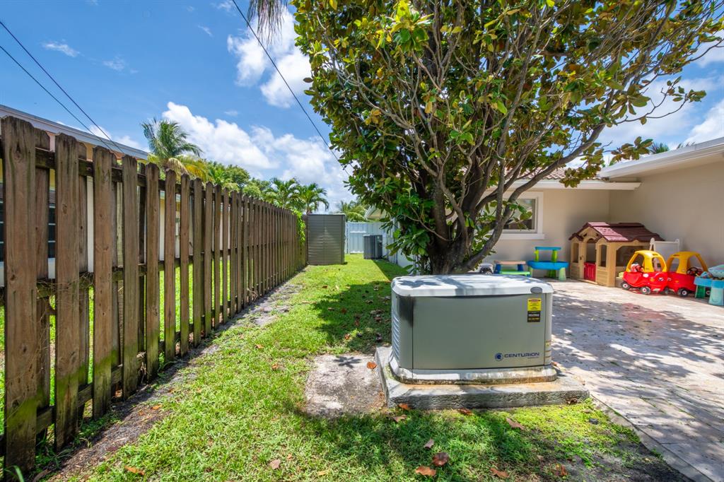 2800 Northeast 21st Avenue Lighthouse Point, FL 33064 - Photo 49 of 58 a view of a backyard with plants
