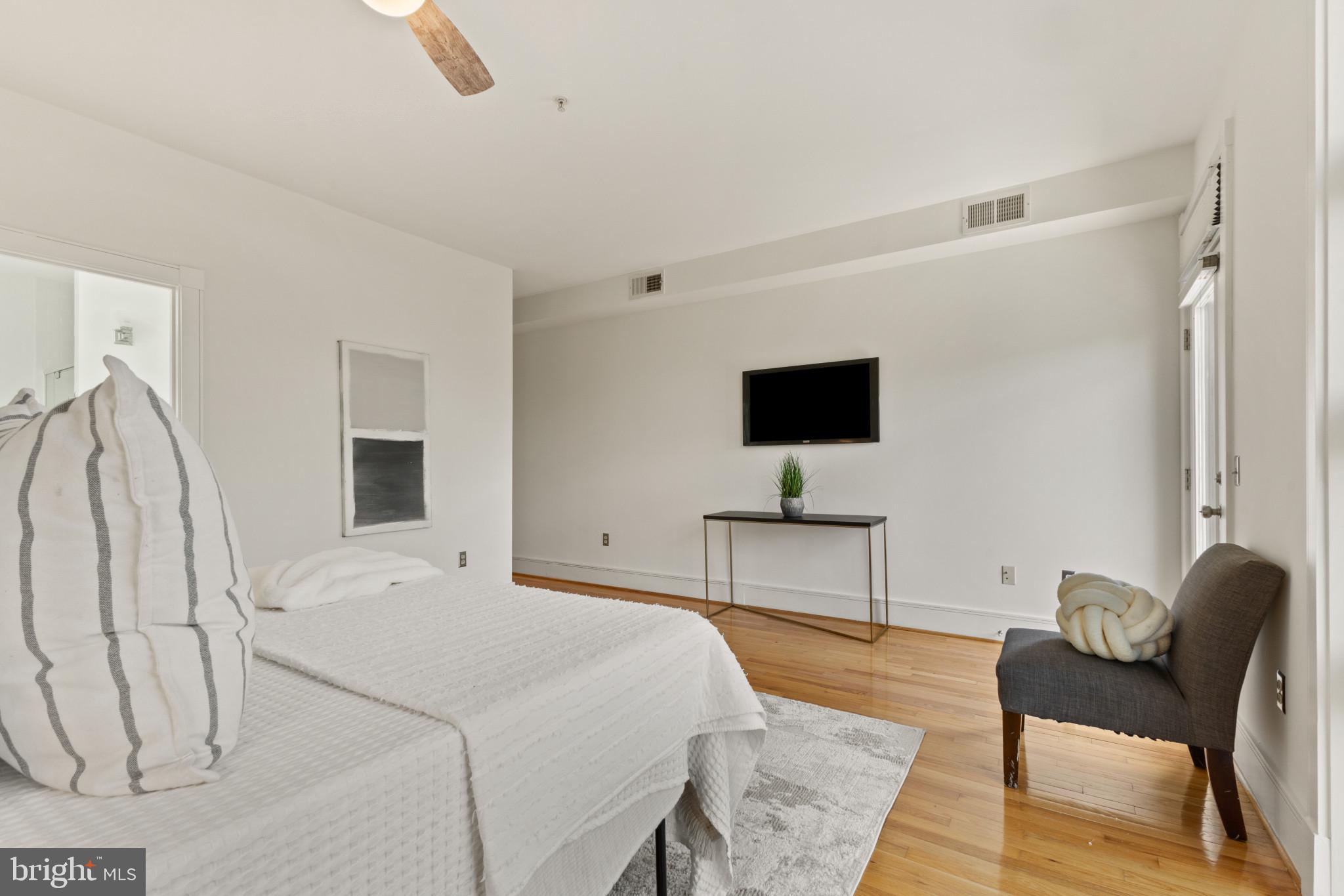 526 13th Street Southeast, Unit B Washington, DC 20003 - Photo 21 of 33 Bright and airy modern retreat.