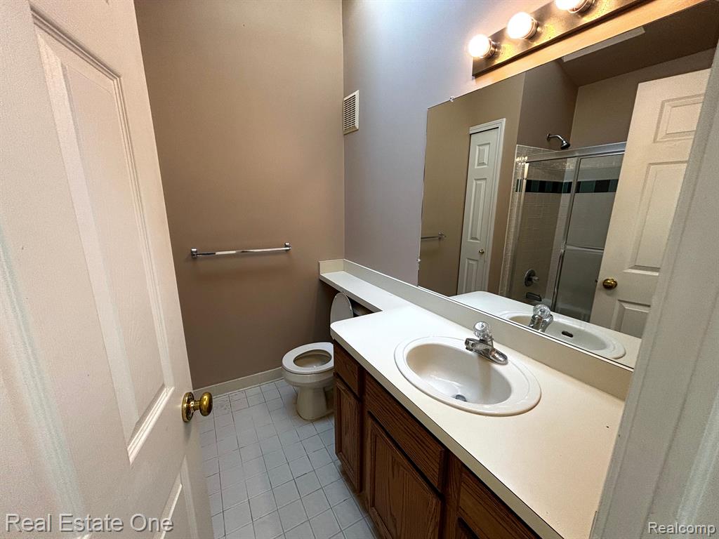 1423 Chesapeake Road, Unit 54 Royal Oak, MI 48067 - Photo 14 of 35