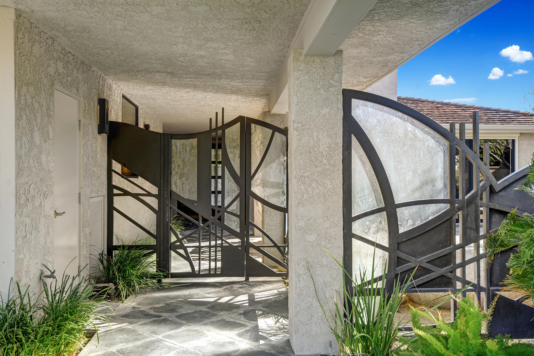 8 Rutgers Court Rancho Mirage, CA 92270 - Photo 4 of 57 FRONT ENTRY GATES MLS