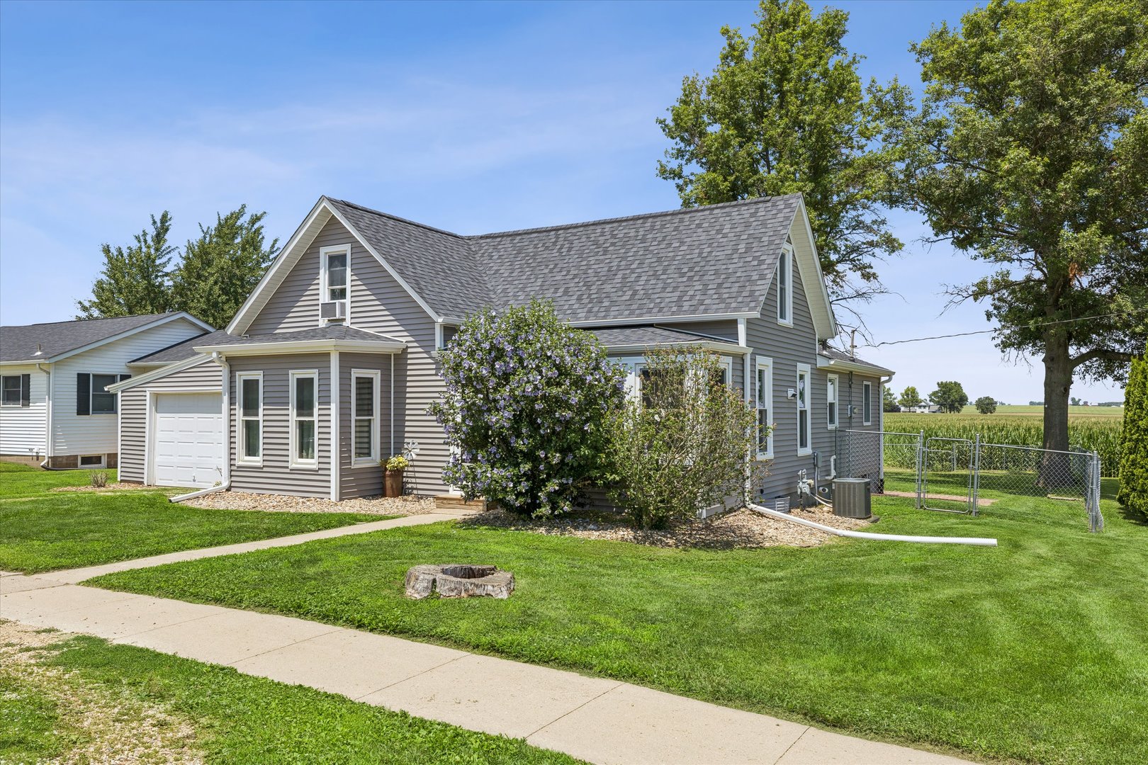 614 Dewitt Street Grand Mound, IA 52751 - Photo 3 of 31