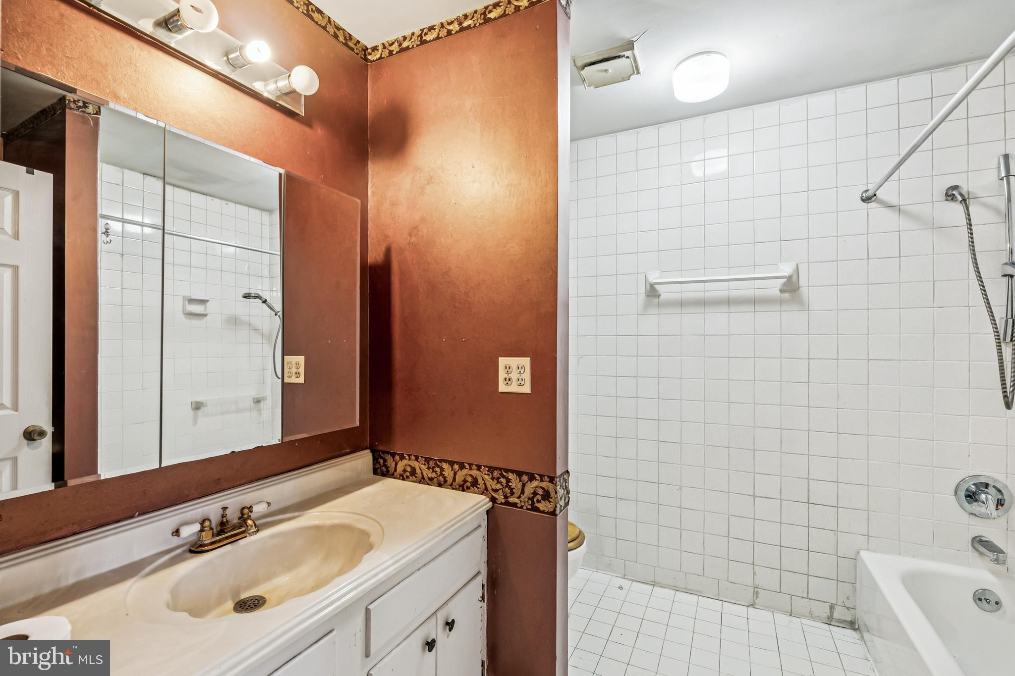 2146 Woodford Road Vienna, VA 22182 - Photo 16 of 25