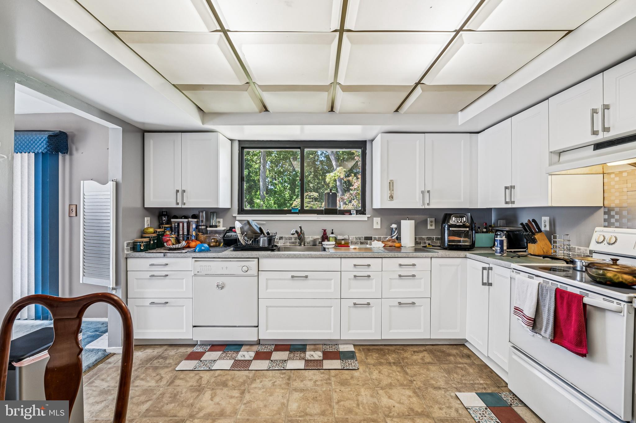 2146 Woodford Road Vienna, VA 22182 - Photo 8 of 25