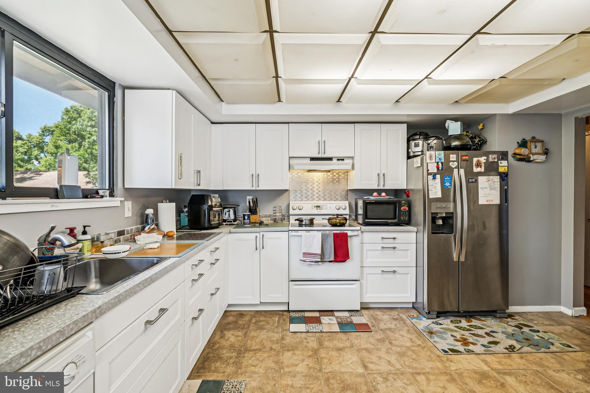 2146 Woodford Road Vienna, VA 22182 - Photo 9 of 25