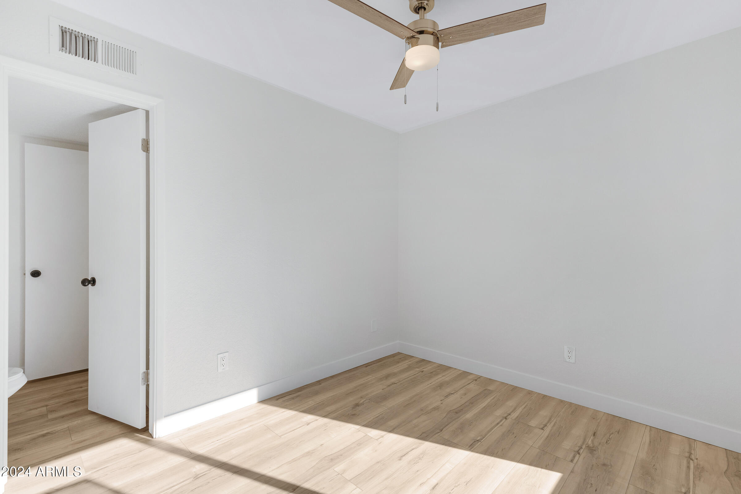 2435 West Greenway Road, Unit 2 Phoenix, AZ 85023 - Photo 18 of 37 2435 W Greenway Rd #2-18
