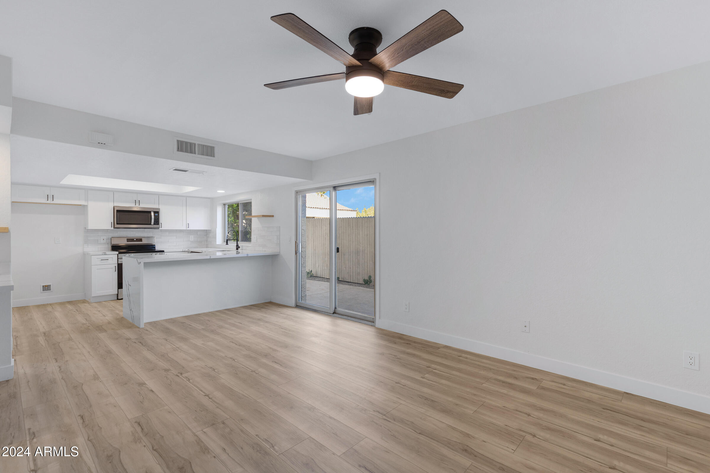 2435 West Greenway Road, Unit 2 Phoenix, AZ 85023 - Photo 10 of 37 2435 W Greenway Rd #2-10