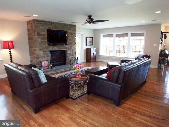 795 River Road Yardley, PA 19067 - Photo 8 of 24 Great Room