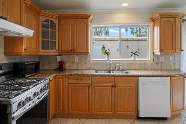 $605,000 | 6521 Wystone Avenue, Unit 3, Reseda, CA 91335