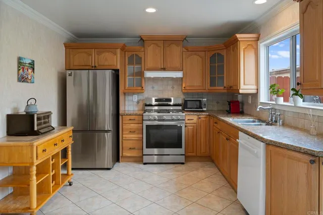 $605,000 | 6521 Wystone Avenue, Unit 3, Reseda, CA 91335