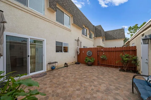 $605,000 | 6521 Wystone Avenue, Unit 3, Reseda, CA 91335