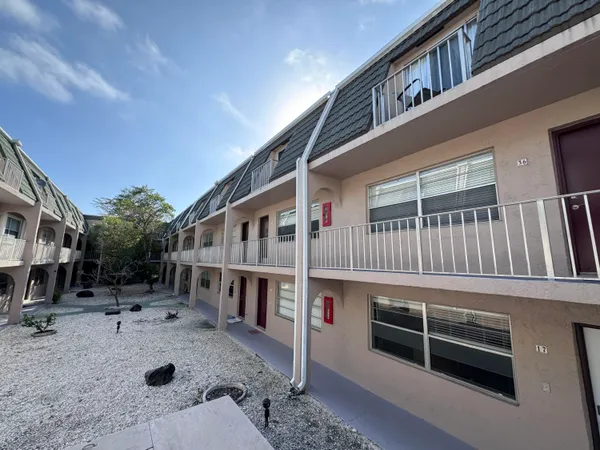 $1,900 | 1100 Southeast 4th Avenue, Unit 35, Deerfield Beach, FL 33441