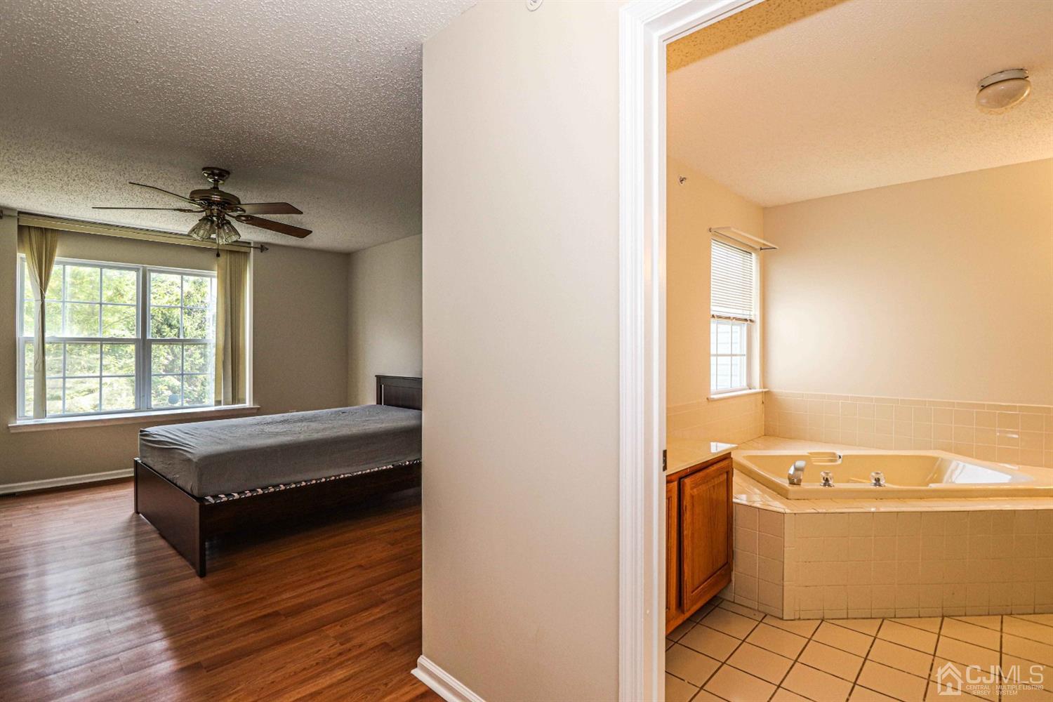 136 Prestwick Way Edison, NJ 08820 - Photo 19 of 33 Gallery Image 19
