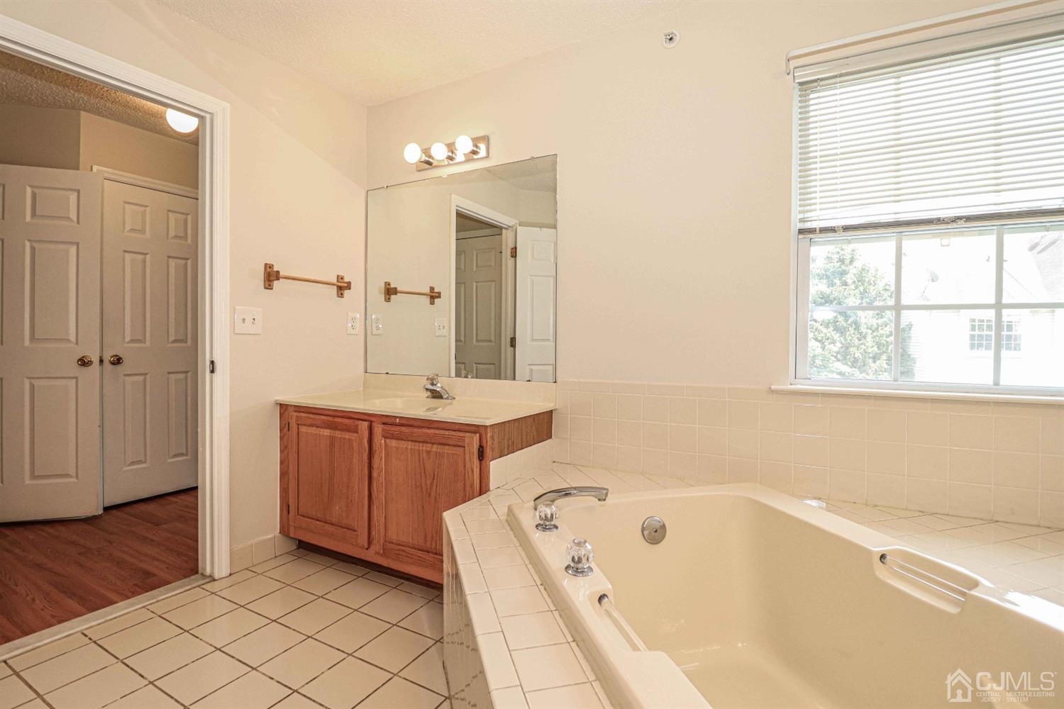 136 Prestwick Way Edison, NJ 08820 - Photo 28 of 33 Gallery Image 28