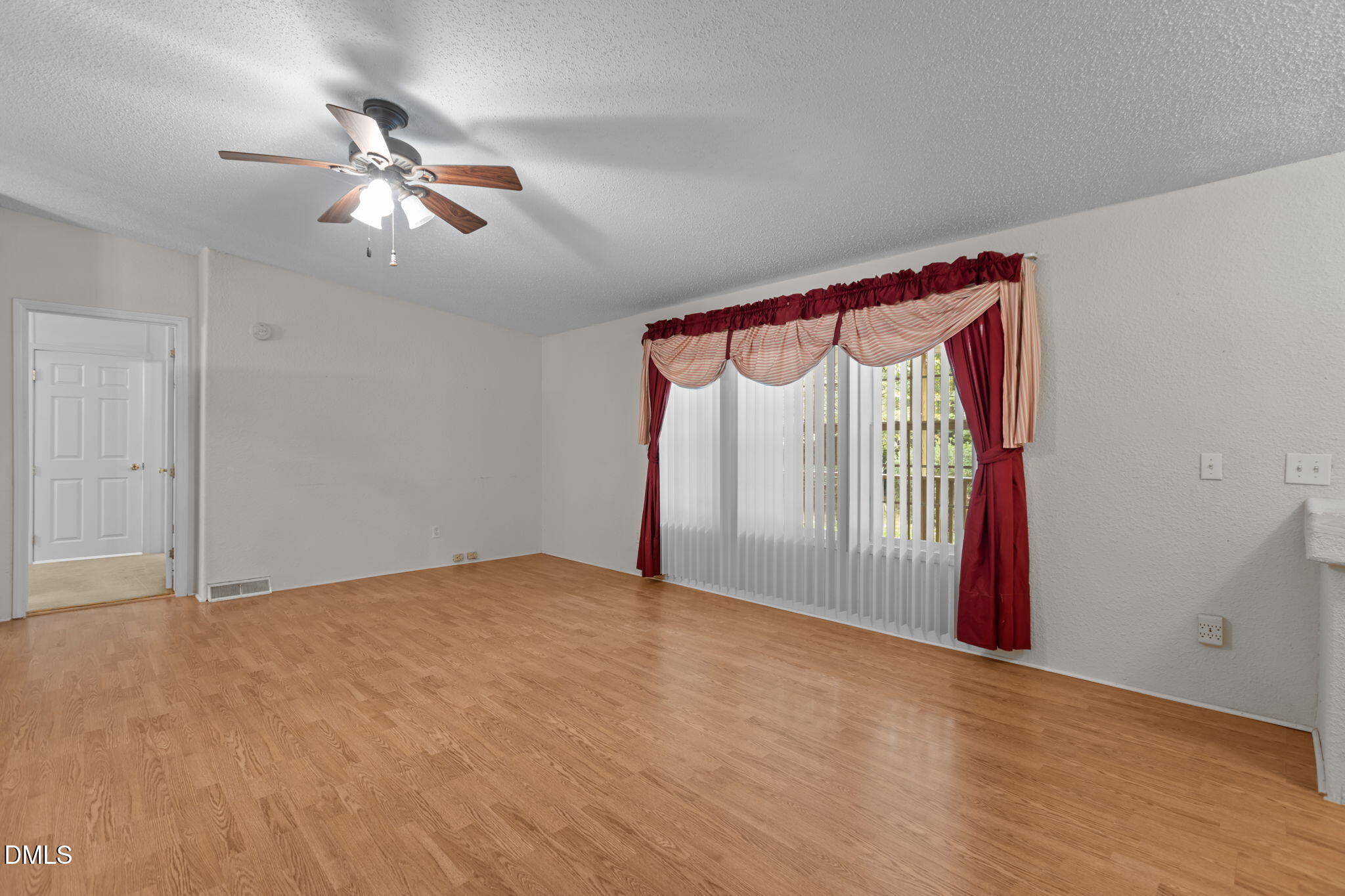 940 Richardson Road Zebulon, NC 27597 - Photo 9 of 54 Living Room