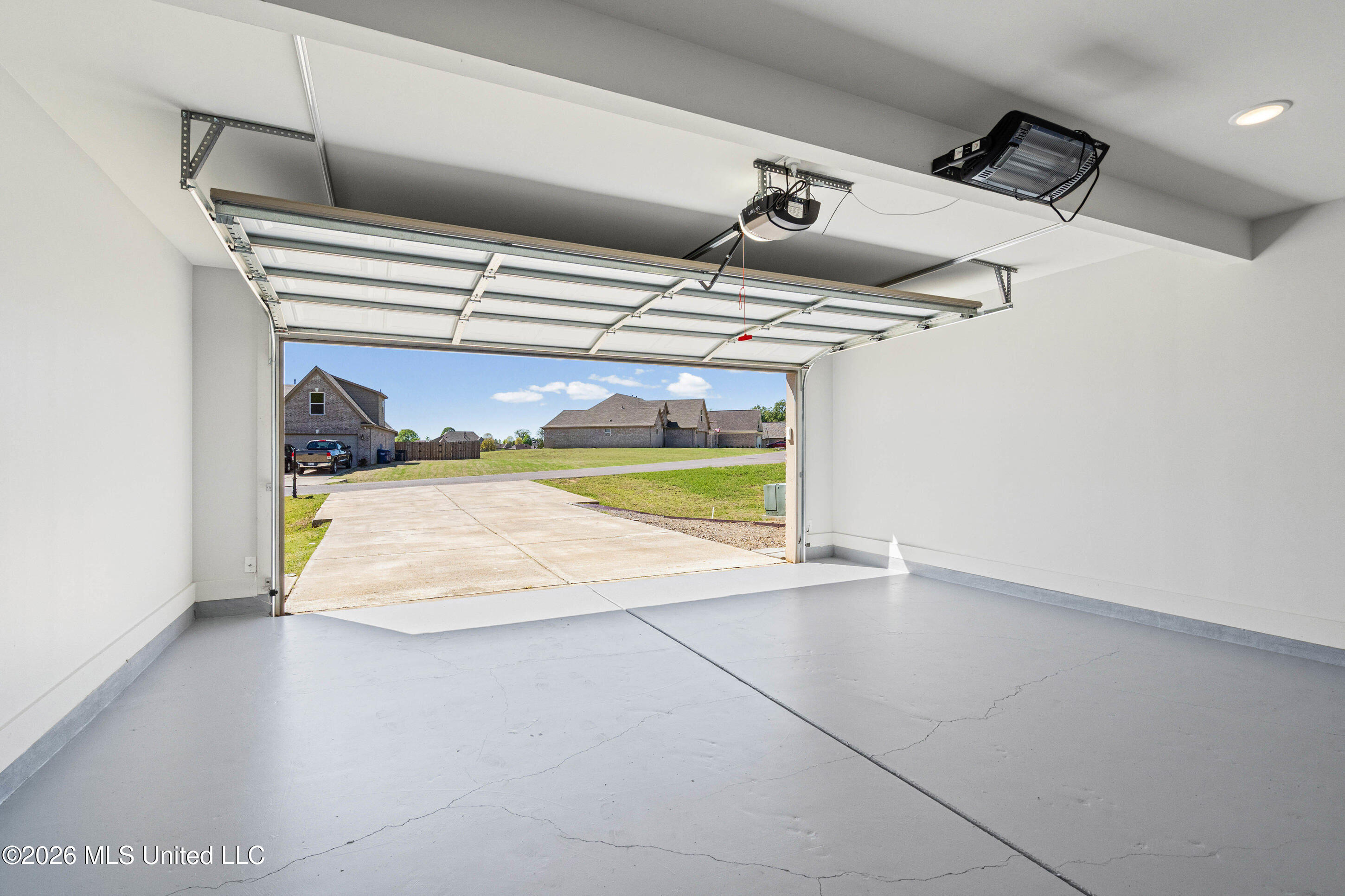 7616 Ridgefield Drive Horn Lake, MS 38637 - Photo 24 of 26 28_27-garage2