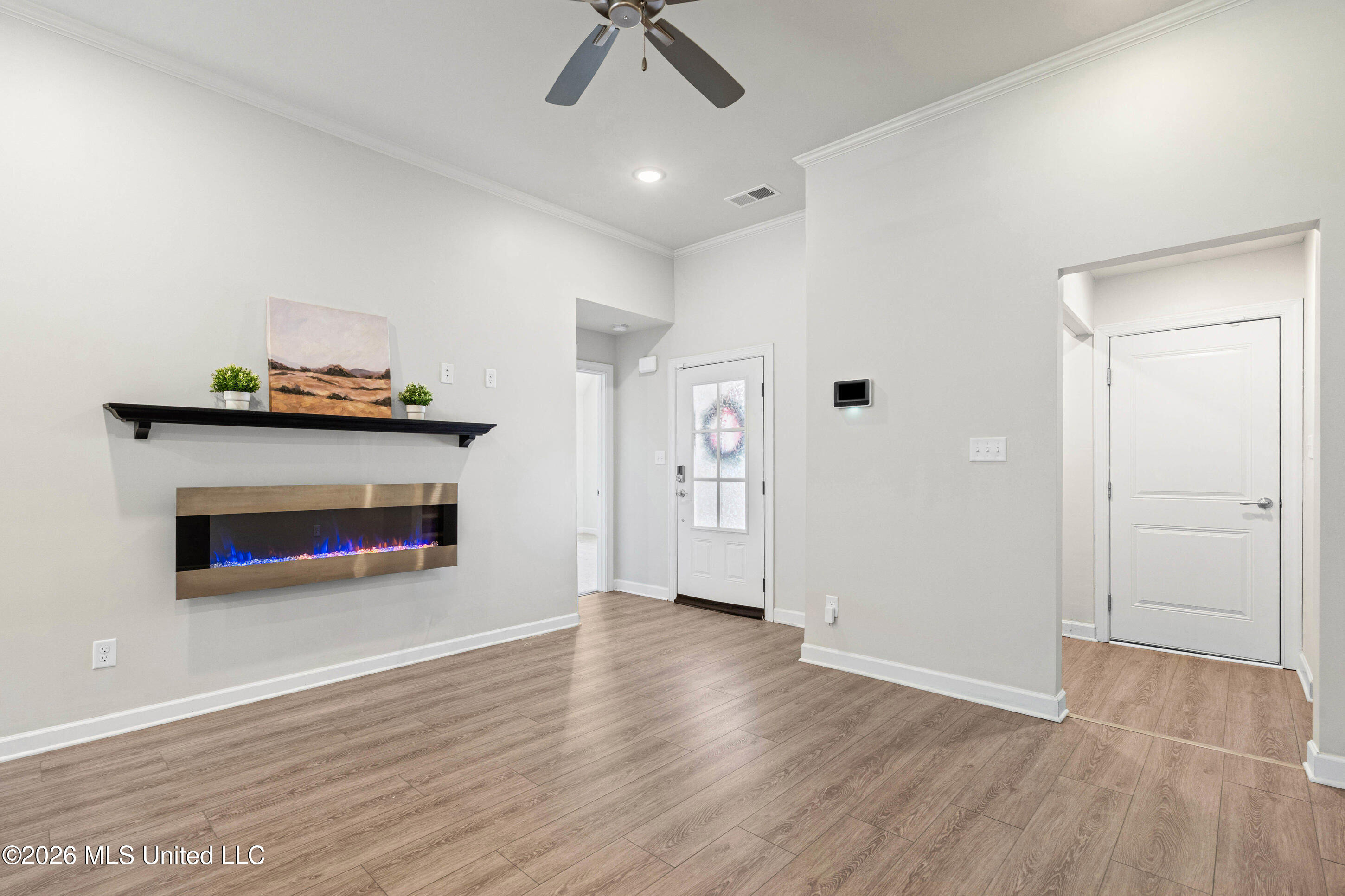 7616 Ridgefield Drive Horn Lake, MS 38637 - Photo 6 of 26 8_7-livingrm3