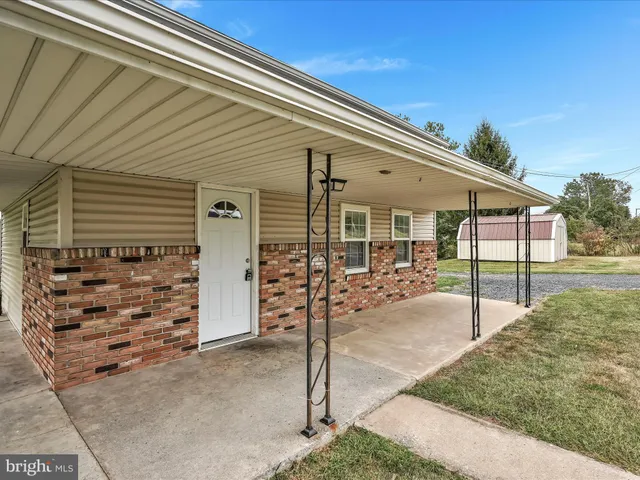 a view of a house with backyard