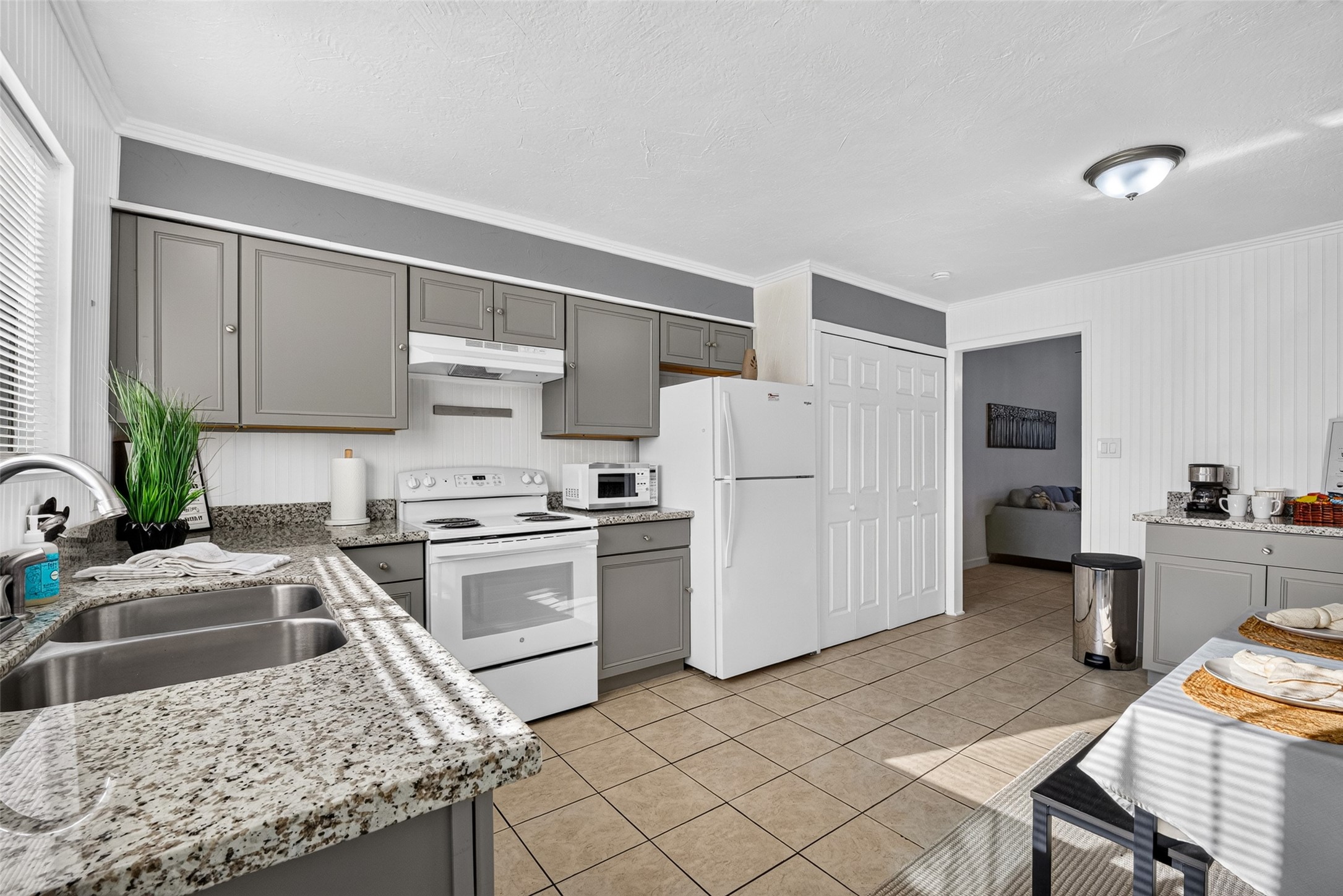 6401 Deihl Road, Unit 301 Houston, TX 77092 - Photo 6 of 31 Granite countertops, plenty of cabinets.