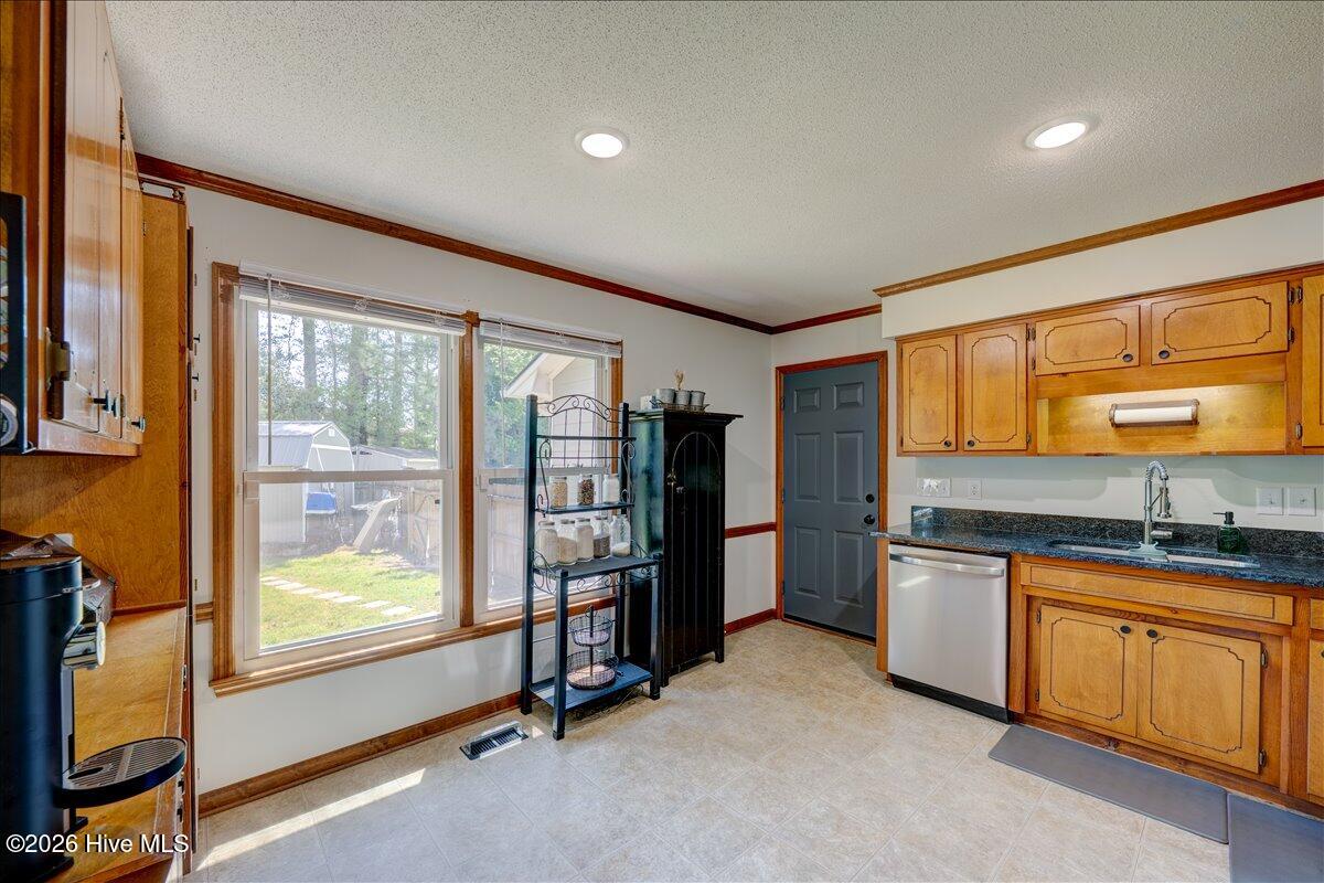 109 Quail Ridge Road Havelock, NC 28532 - Photo 17 of 42 Kitchen with granite countertops