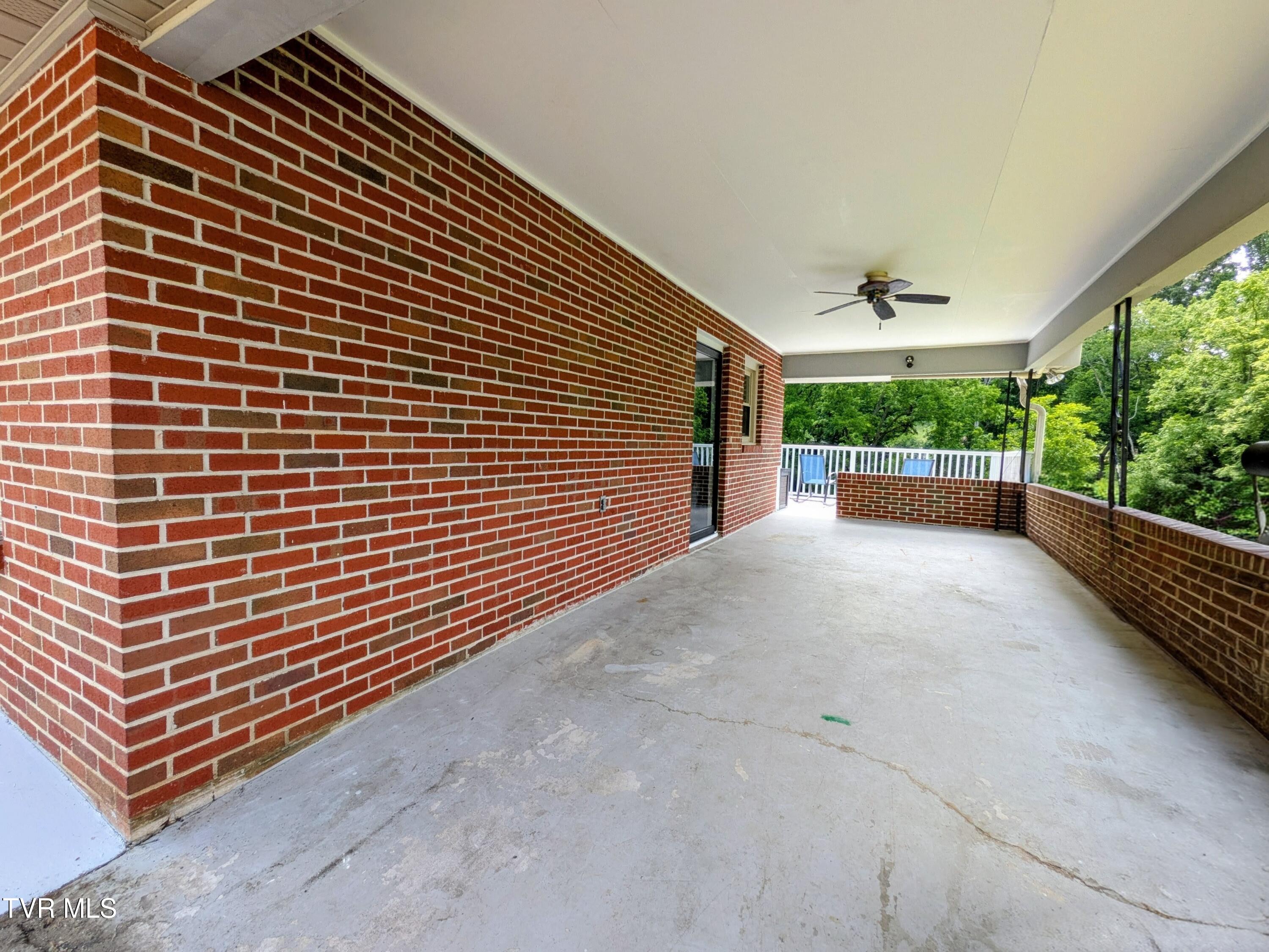 1129 Jackson Hollow Road Kingsport, TN 37663 - Photo 6 of 59 Carport