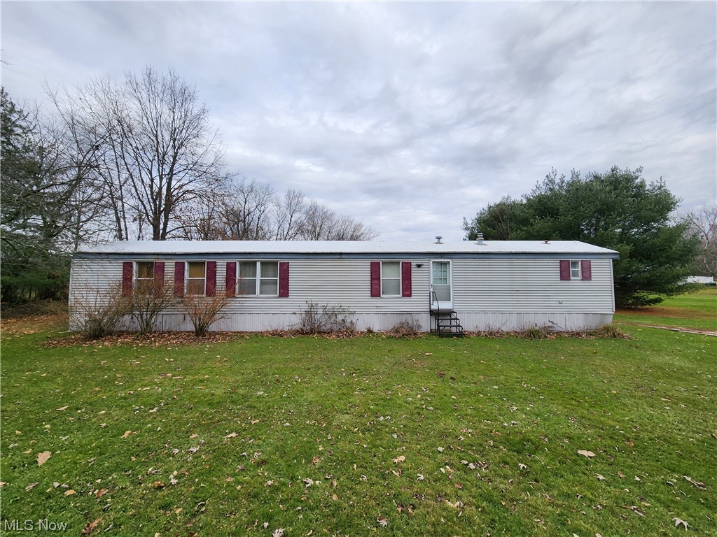 3895 Middletown Road East Youngstown, OH 44514 - Photo 1 of 28 Manufactured / mobile home featuring a front yard