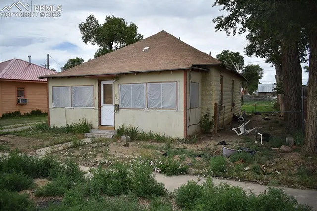 a view of backyard of house and trees
