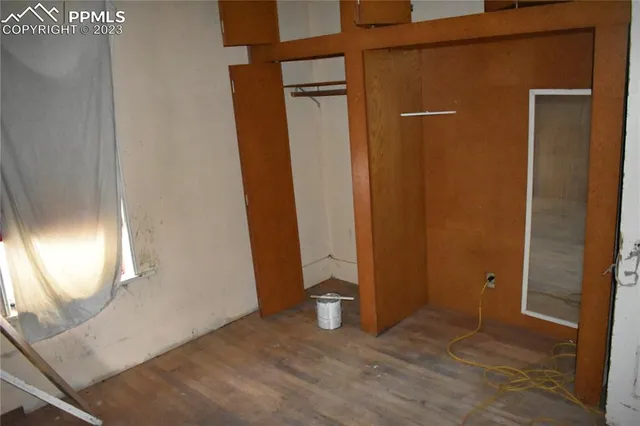 a view of a livingroom with furniture and a ceiling fan