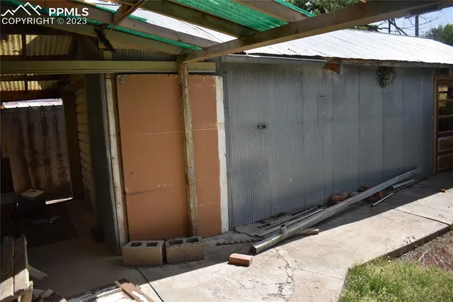 a view of back yard of the house and green space