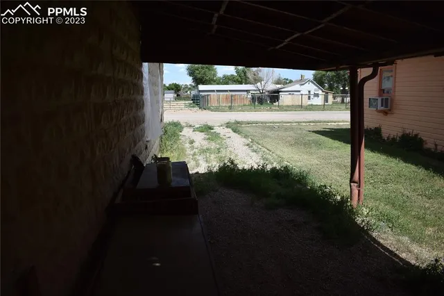 a view of a backyard