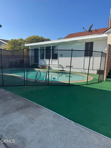 a view of a back yard