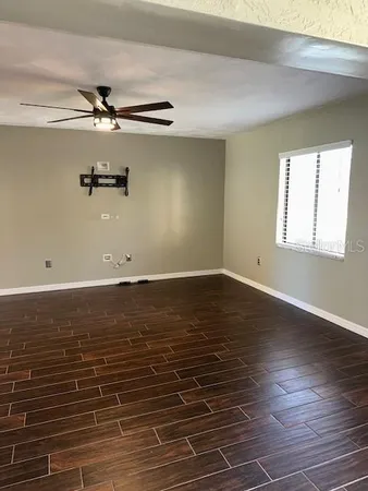 a view of empty room with window