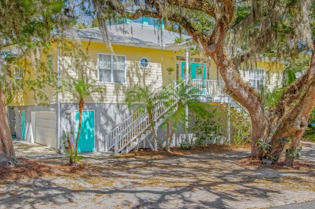 a view of a palm trees front of house