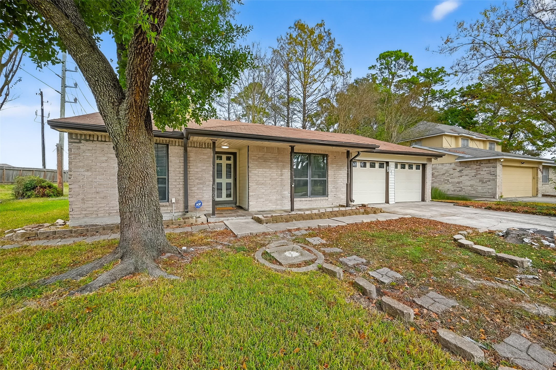 a view of a house with backyard and a tree