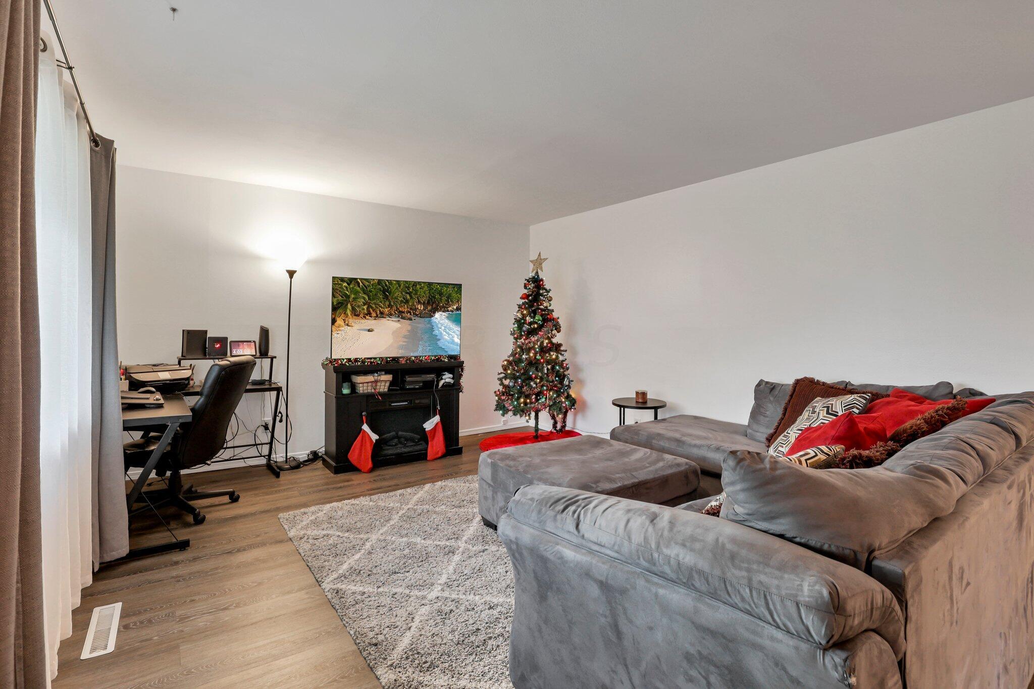 4384 Etna Road Columbus, OH 43213 - Photo 4 of 28 Living room