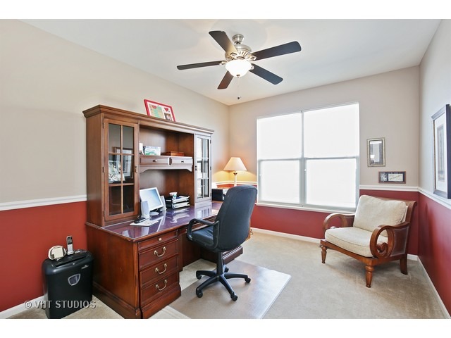 322 Monument Road Elgin, IL 60124 - Photo 9 of 15 a workspace with furniture and window