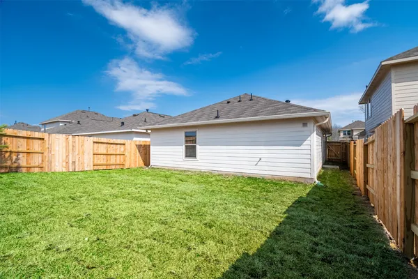 a view of a house with backyard and garden