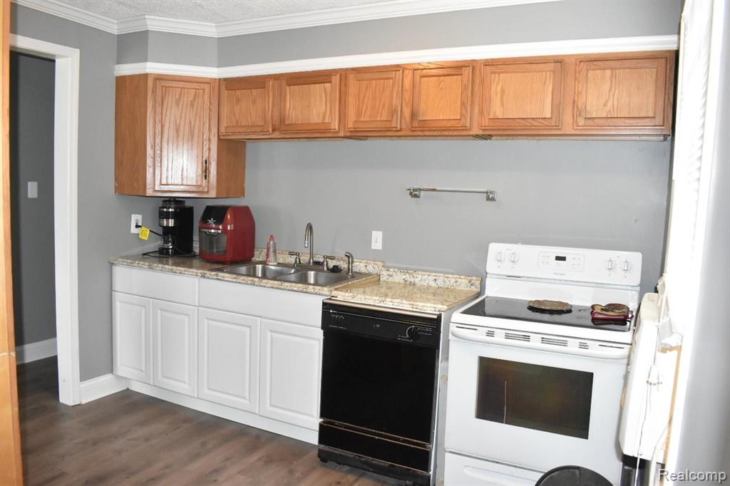 25262 Rosenbusch Boulevard Warren, MI 48089 - Photo 4 of 13