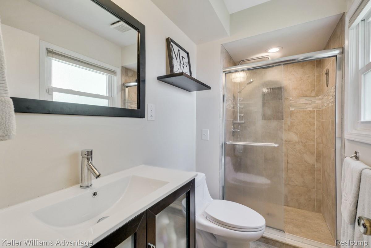 35984 Charter Crest Road Farmington, MI 48335 - Photo 16 of 39 dsc03099-dsc03101.jpg