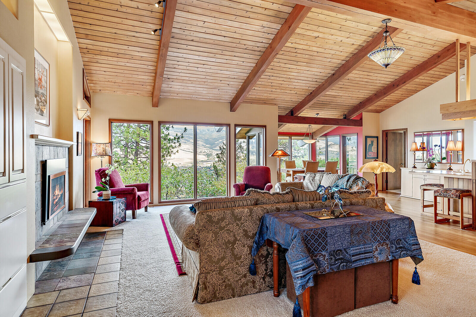 100 Ridge Road Ashland, OR 97520 - Photo 20 of 53 Vaulted Living Area