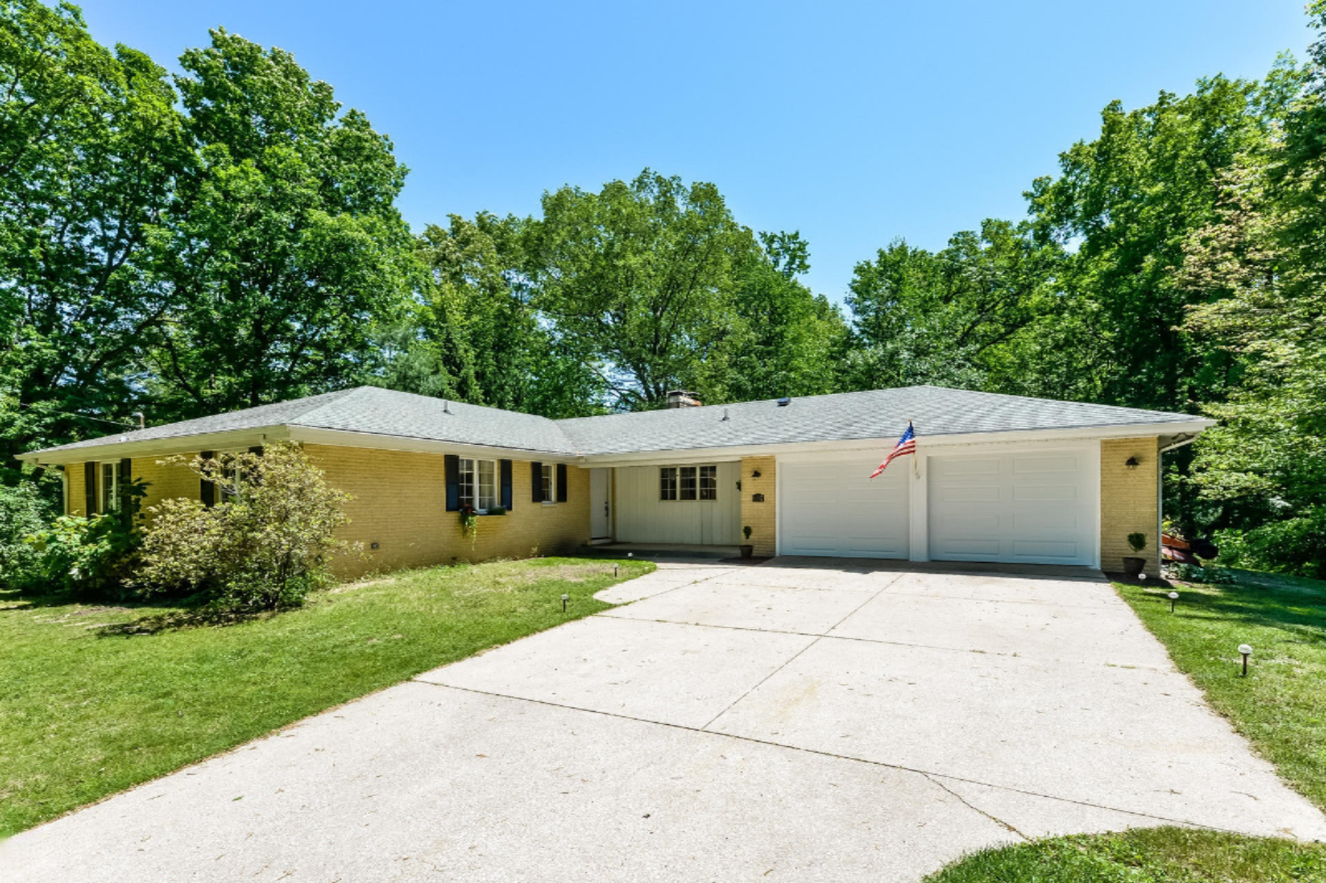8607 West R Avenue Kalamazoo, MI 49009 - Photo 1 of 42 001-Front_View-5834452-medium