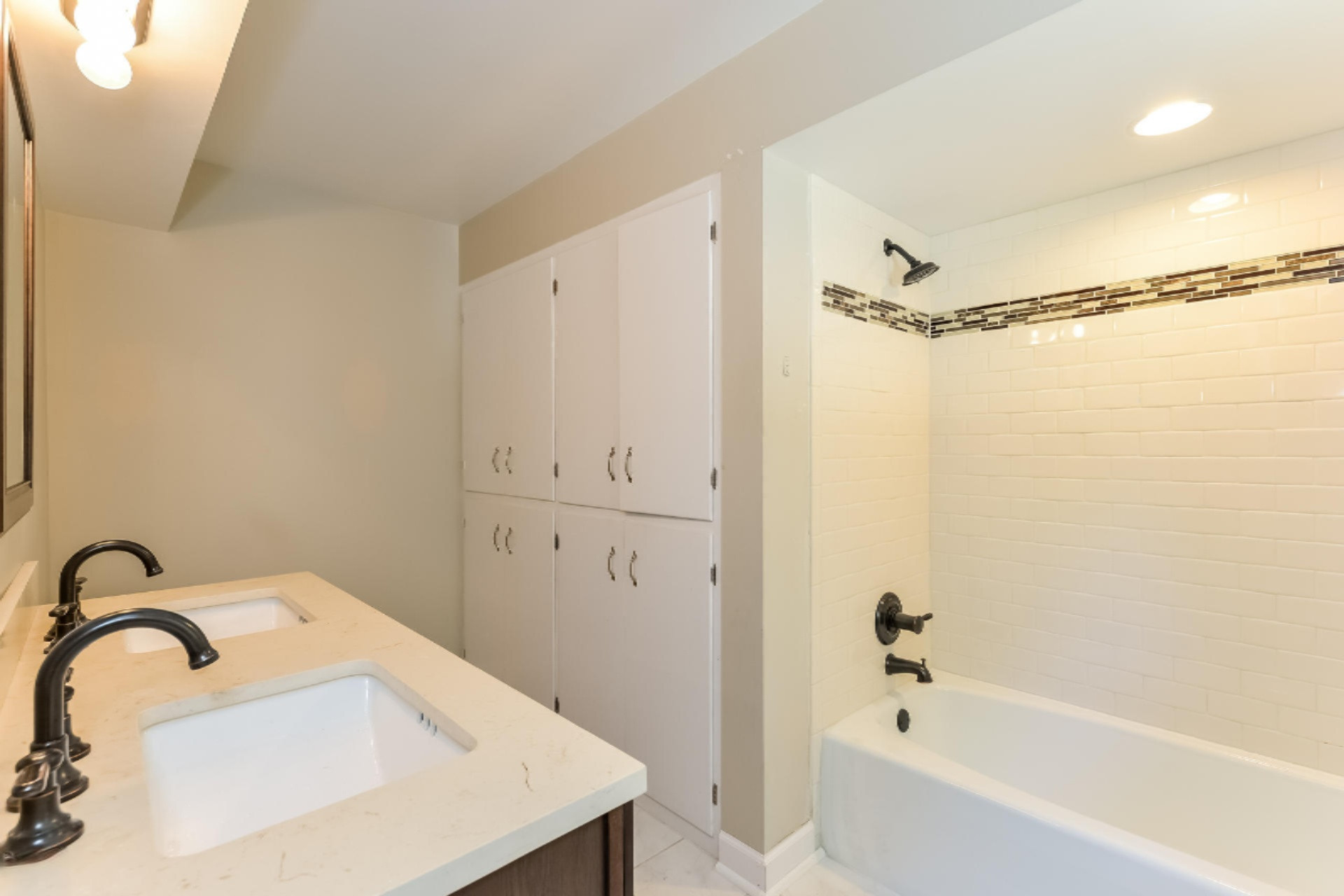 8607 West R Avenue Kalamazoo, MI 49009 - Photo 21 of 42 021-Master_Bathroom-5834475-medium