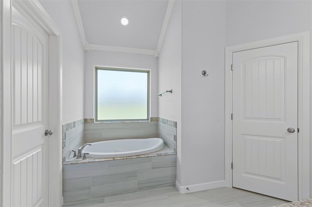 624 Jameson Springtown, TX 76082 - Photo 22 of 40 a bathroom with bathtub