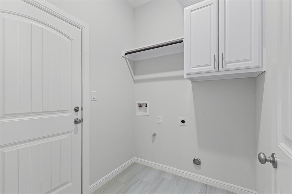 624 Jameson Springtown, TX 76082 - Photo 29 of 40 a bathroom with a shower