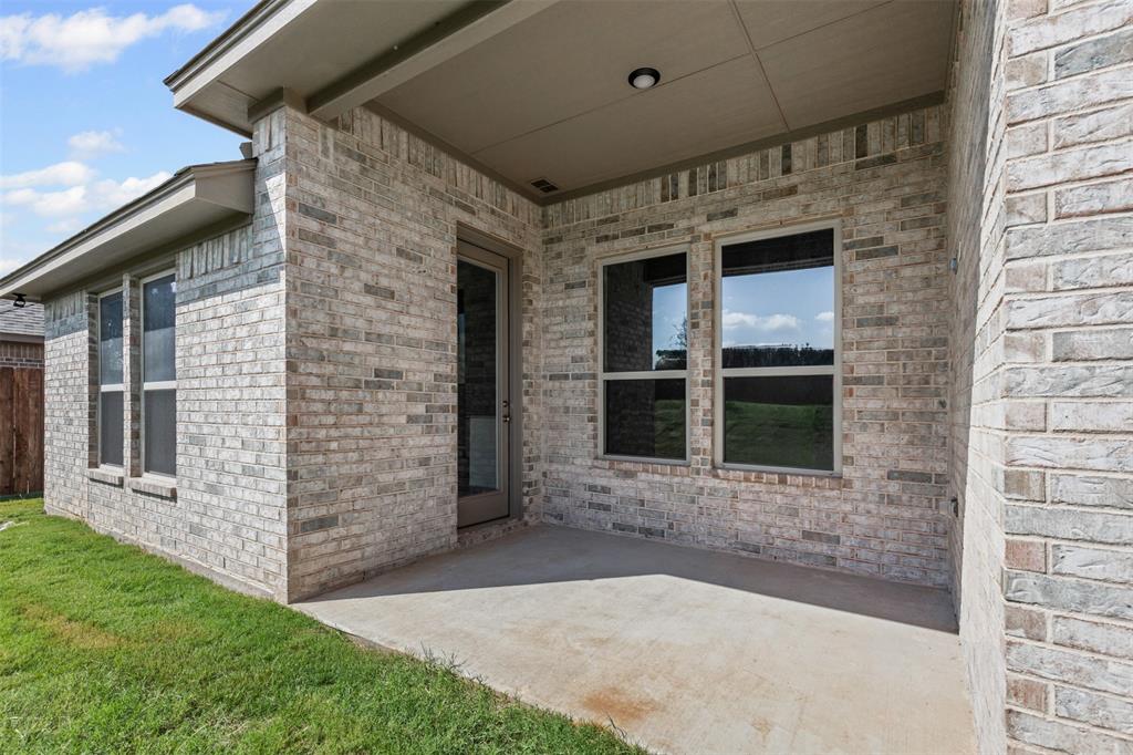 624 Jameson Springtown, TX 76082 - Photo 30 of 40 a view of a entryway of the house